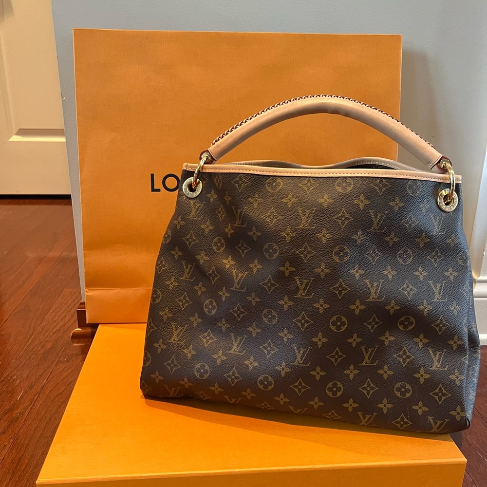 Louis Vuitton Artsy MM Monogram Handbag